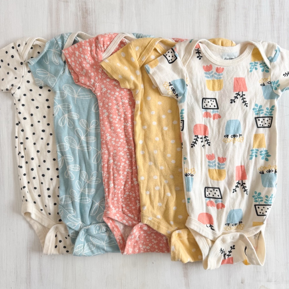Gerber organic short-sleeved onesies bundle (size 6-12 months)